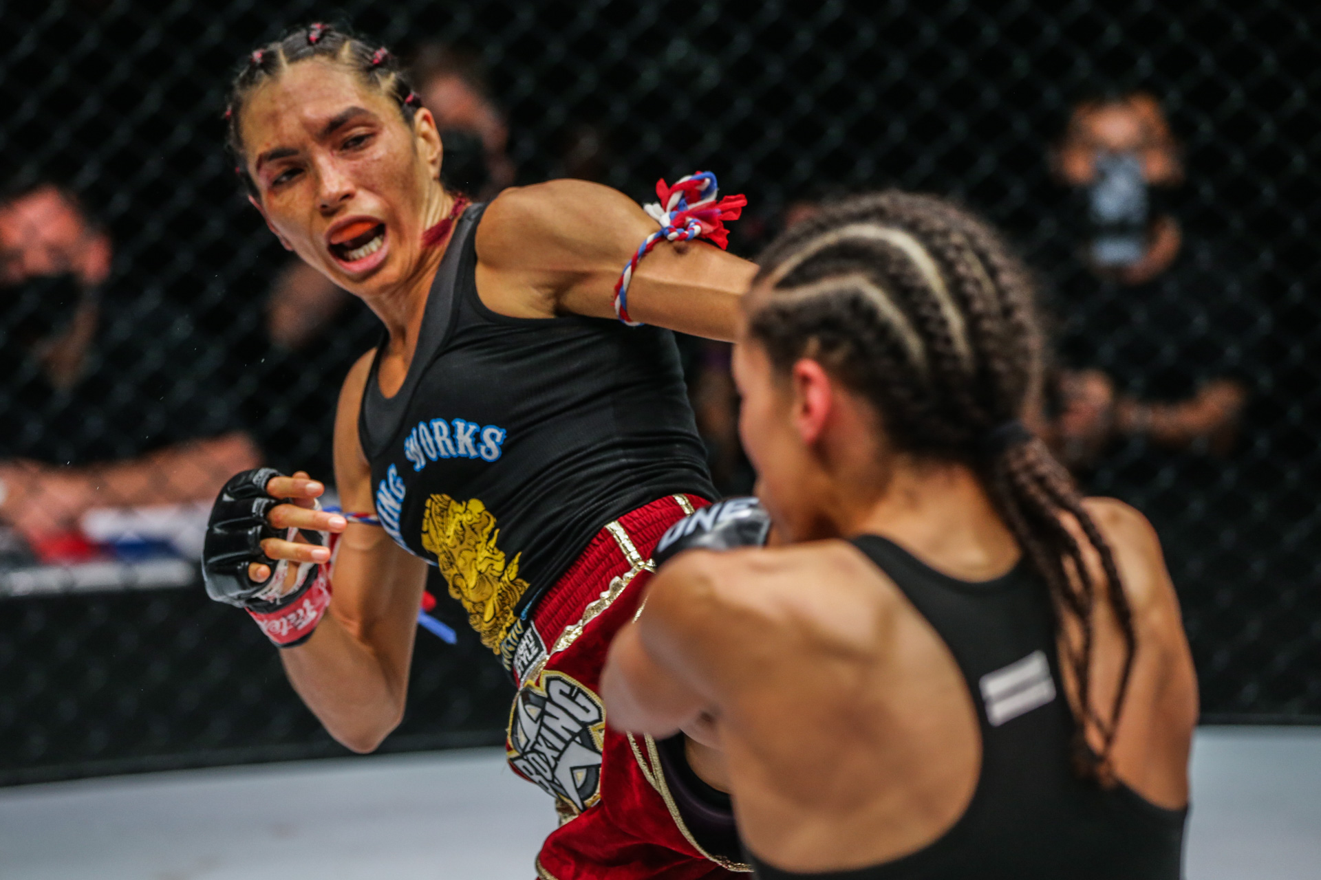 Janet Todd throws a kick at Lara Fernandez at ONE 159