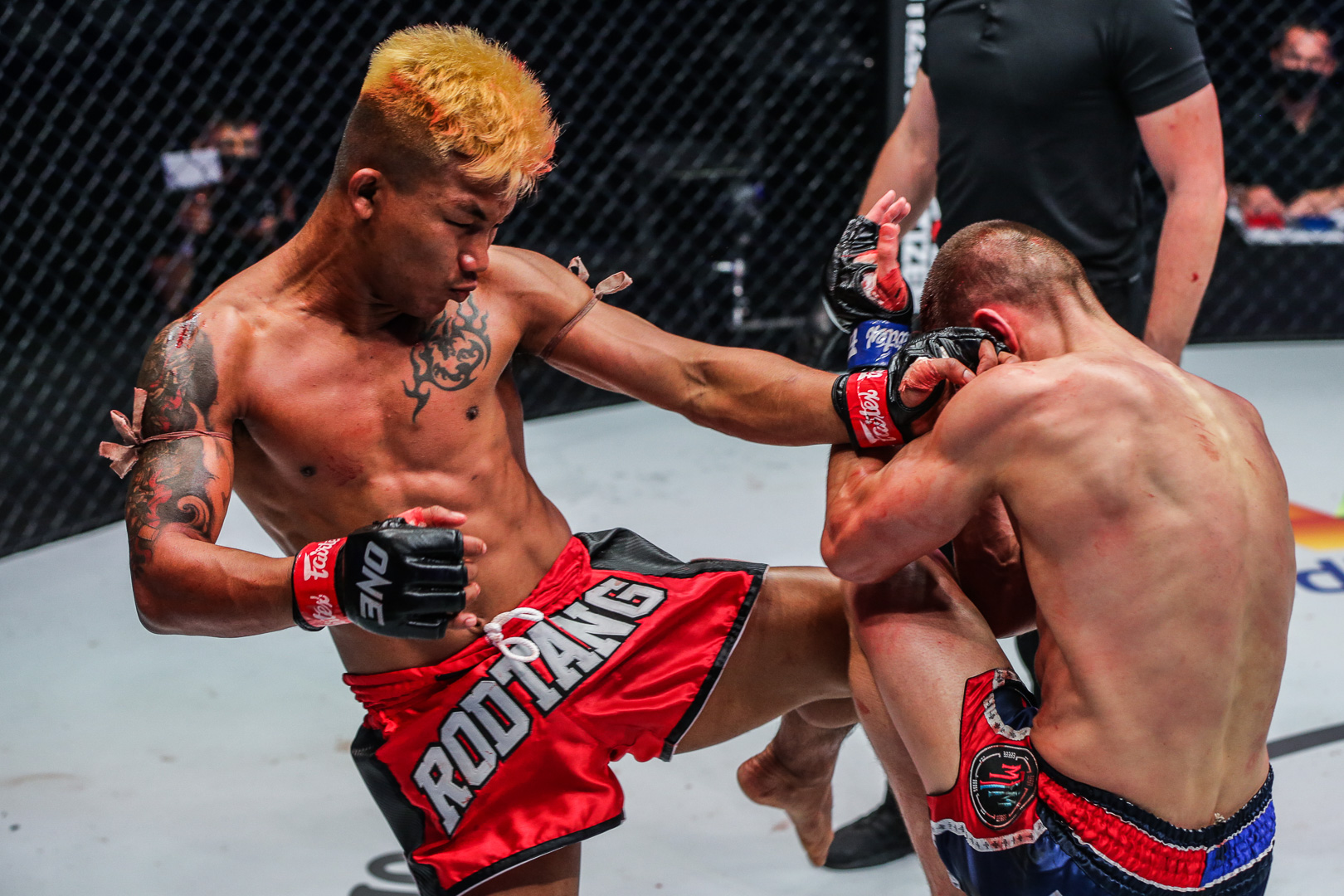 Rodtang Jitmuangnon throws knees at Jacob Smith at ONE 157