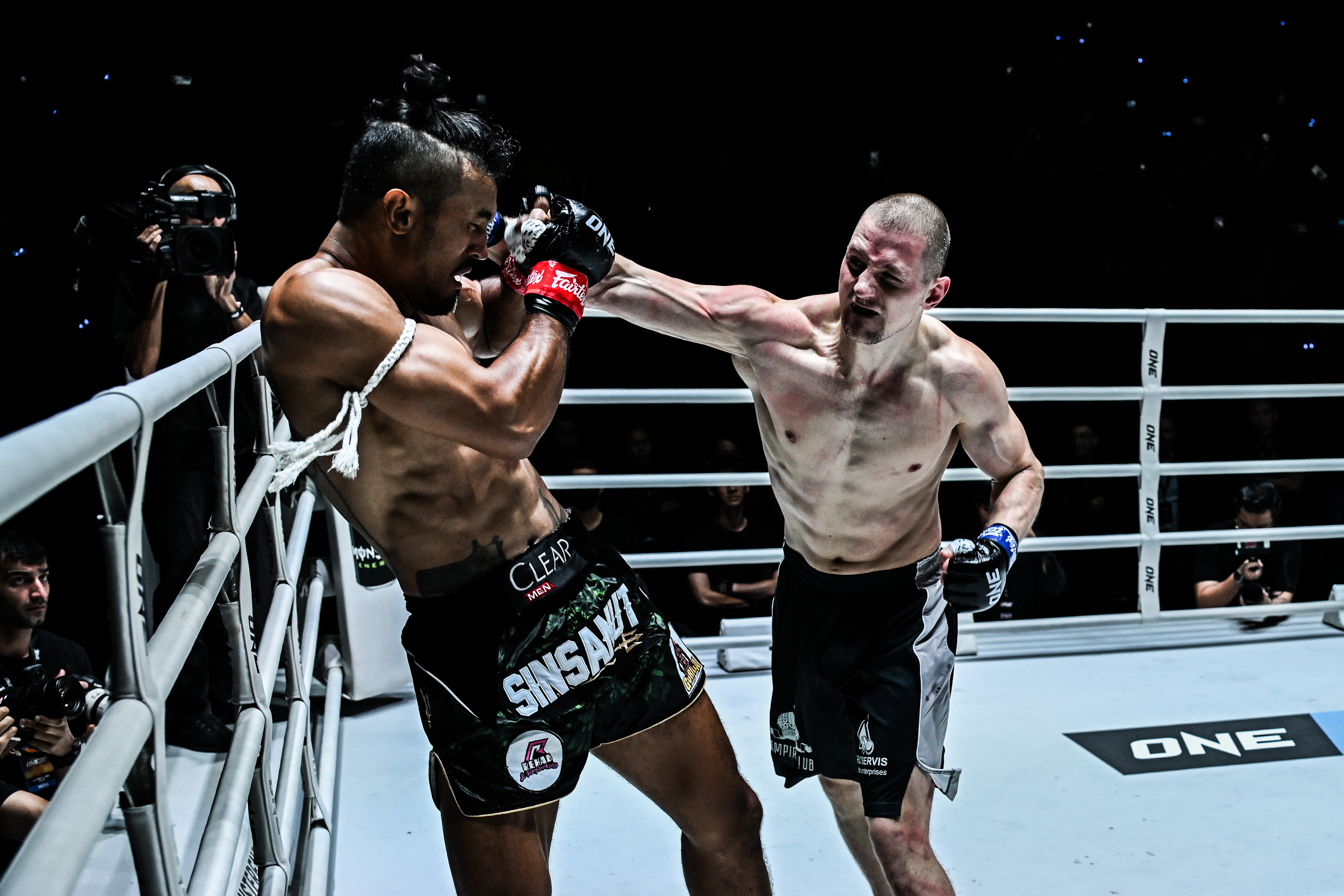 Sinsamut Klinmee Dmitry Menshikov ONE Fight Night 22 18